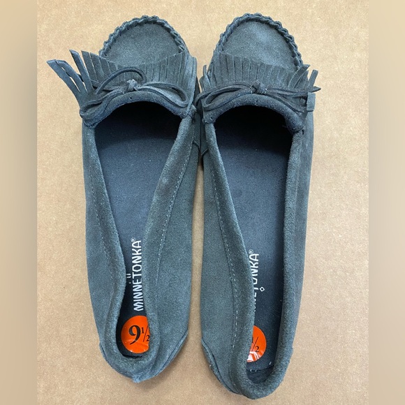 Minnetonka moccasins. US 9.5 - Picture 2 of 4